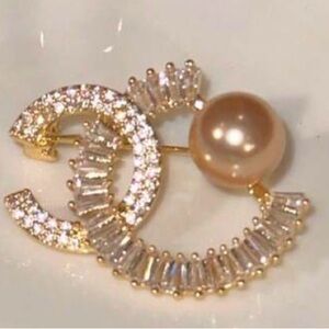 New Gold Crystal & Pearl Crescent Brooch – Elegant Statement Pin
